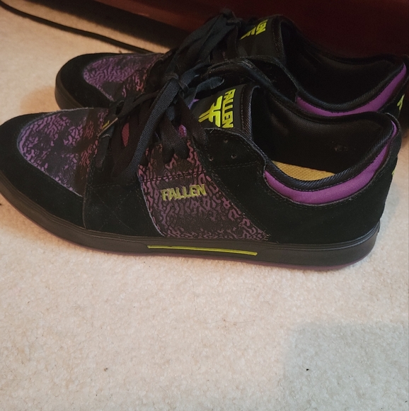 Fallen shoes - Picture 2 of 4